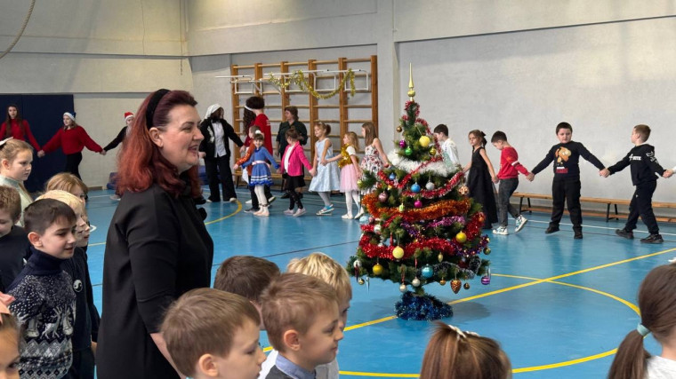 26 декабря в Мариупольской школе №65 прошел долгожданный праздник - Новый год.