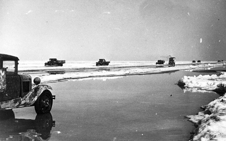 Весной на «Дороге жизни». Ладожское озеро. 1942 г..